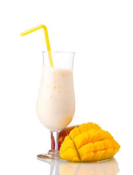 Mléčný koktejl s mangem izolované na bílém — Stock fotografie