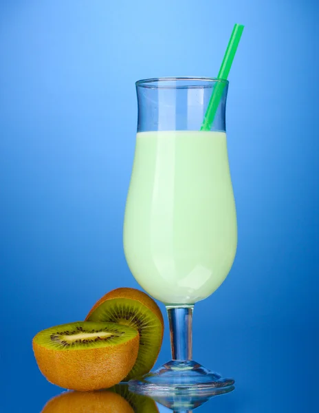 Milk shake med kiwi på blå bakgrund — Stockfoto