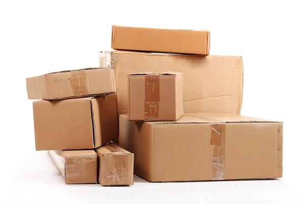 Kahverengi karton kutular beyaz üzerinde izole — Stok fotoğraf