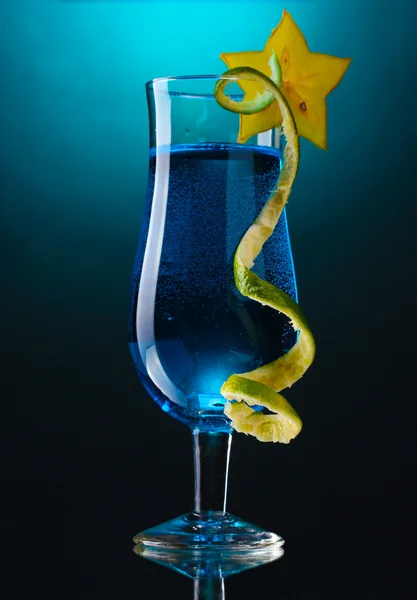 Blue cocktail in glass on blue background — Stock Photo, Image