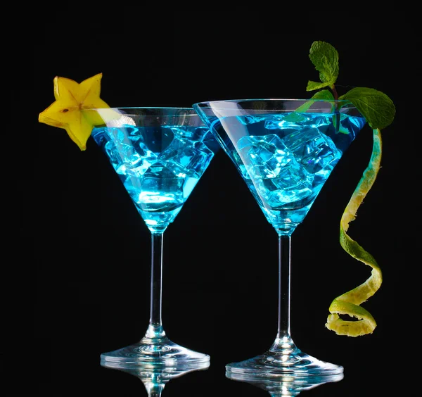 Blauer Cocktail in Martini-Gläsern auf schwarzem Hintergrund — Stockfoto