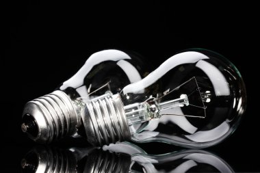 Siyah arkaplanda ampul