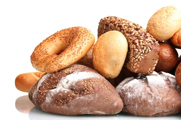 Νόστιμα ψωμιά και ψωμάκια που απομονώνονται σε λευκό — Φωτογραφία Αρχείου