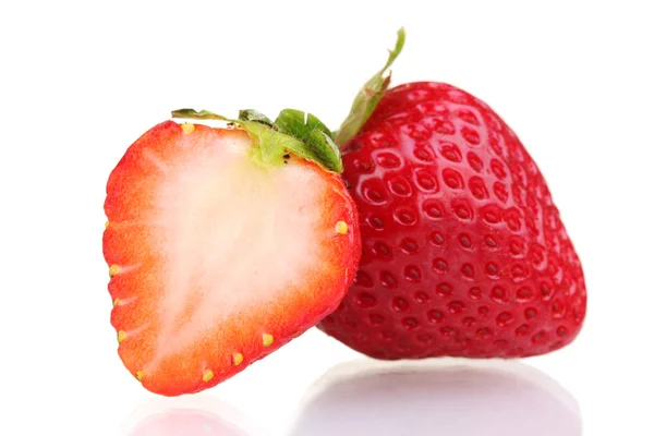 Süße Erdbeeren isoliert auf weiß — Stockfoto