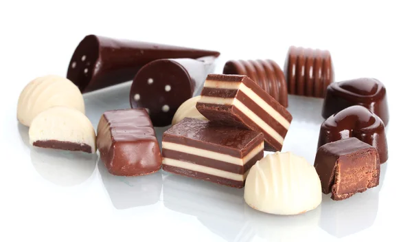 Много различных шоколадных конфет изолированы на белом — стоковое фото