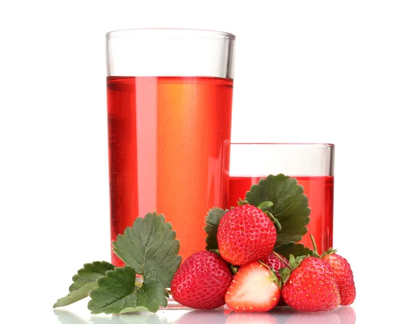 Νωπών φράουλα και χυμό γυαλιά που απομονώνονται σε λευκό — Φωτογραφία Αρχείου