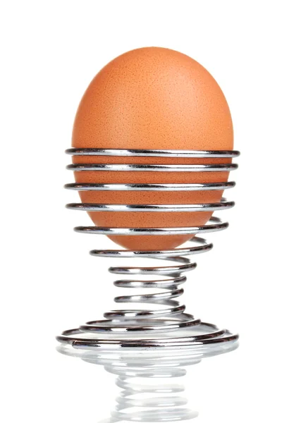Huevo hervido en soporte de metal aislado en blanco — Foto de Stock