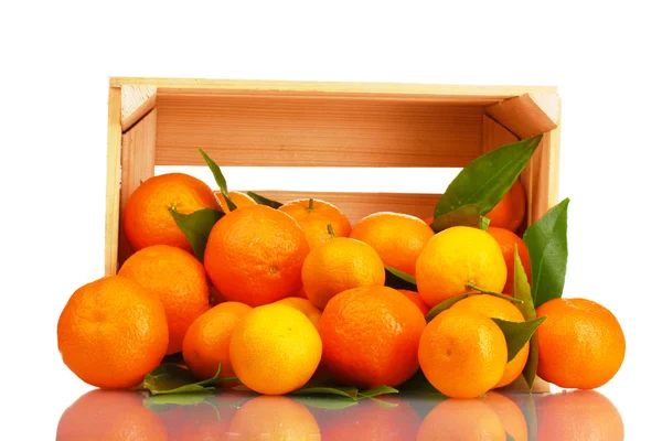 Las sabrosas mandarinas maduras con hojas en caja de madera cayeron aisladas en blanco — Foto de Stock