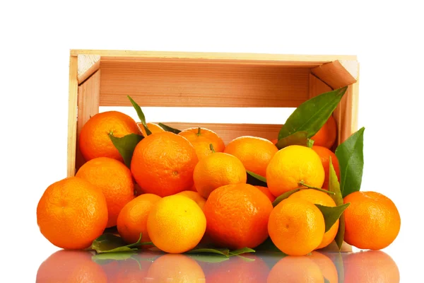 Tangerinas maduras saborosas com folhas em caixa de madeira caiu isolado em branco — Fotografia de Stock