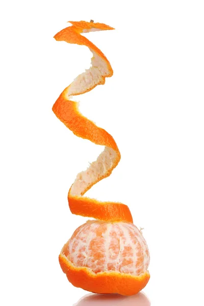 Mandarines mûres savoureuses avec écorce isolée sur blanc — Photo
