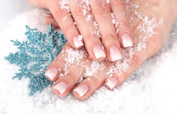 Hände mit Schnee und Schneeflocken Nahaufnahme — Stockfoto