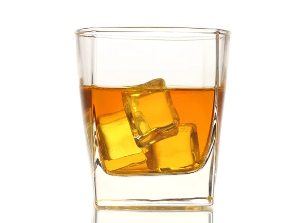 Glas skotsk whisky och ice isolerad på vit — Stockfoto