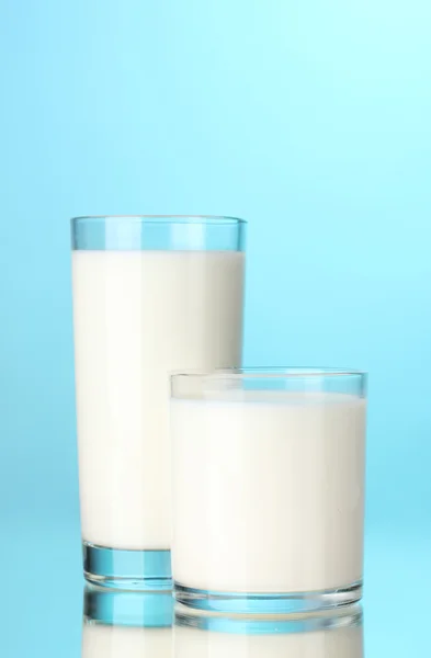 Zwei Glas Milch auf blau — Stockfoto