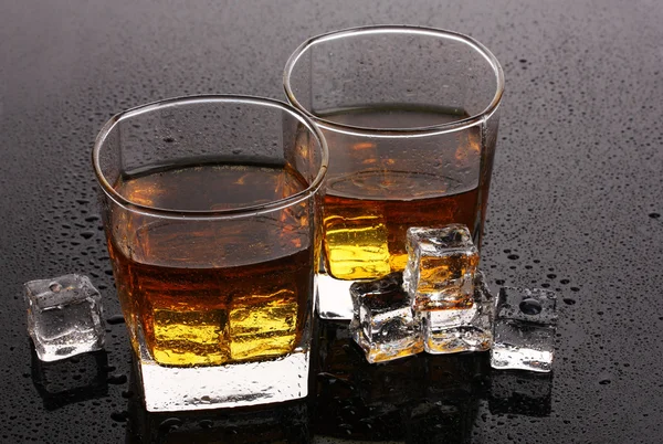 Zwei Gläser Scotch Whiskey und Eis auf grauem Tisch — Stockfoto
