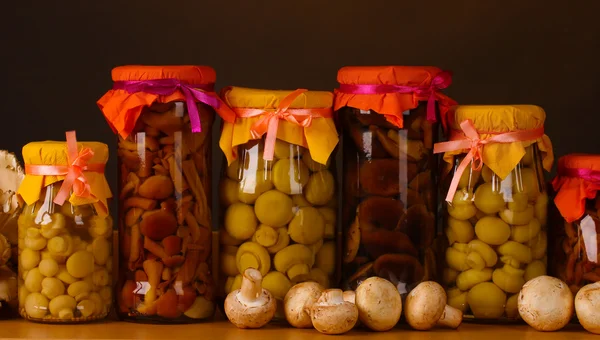 Vynikající marinované houby ve sklenicích, surový žampiony a ústřice — Stock fotografie