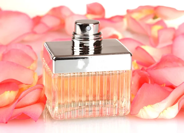 Perfume em uma bela garrafa e pétalas isoladas em branco — Fotografia de Stock