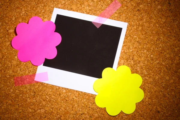 Fotopapier mit farbigem Papier in Form einer Blume auf Kork-Hintergrund — Stockfoto