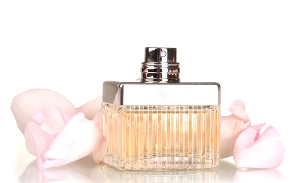 Güzel bir şişe ve yaprakları üzerinde beyaz izole parfüm — Stok fotoğraf
