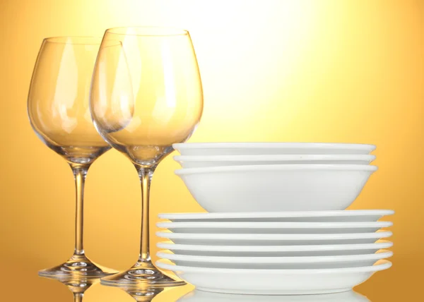 空碗、 盘子、 杯子和黄色背景上眼镜 — 图库照片