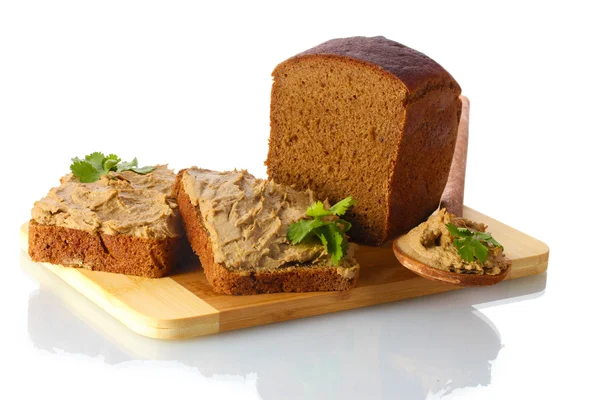 Свежий паштет на хлебе на деревянной доске изолирован на белом — стоковое фото