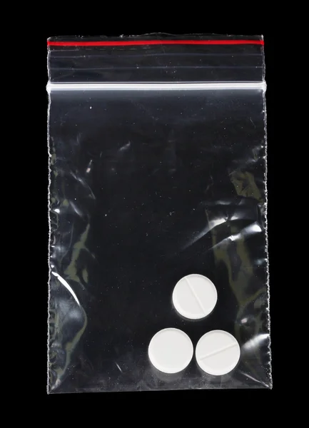 Drogas em pacote no fundo preto — Fotografia de Stock