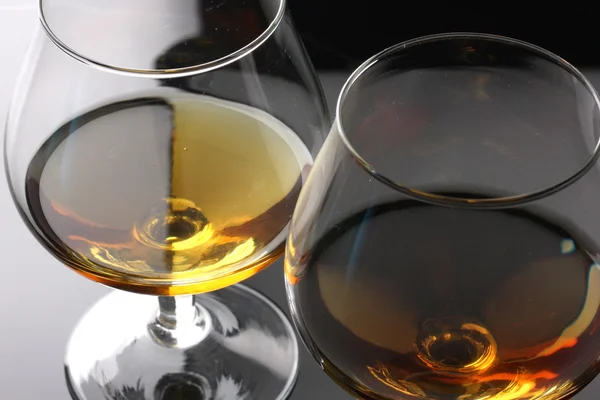 Två glas cognac på grå bakgrund närbild — Stockfoto