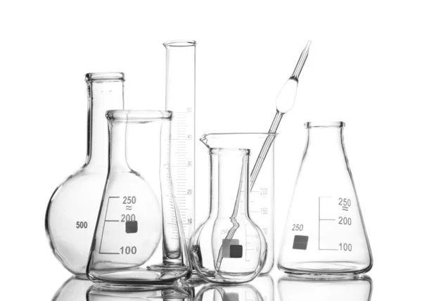 Vidros de laboratório vazios com reflexão isolada sobre branco — Fotografia de Stock