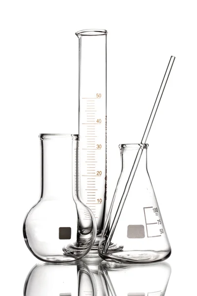 Drie lege laboratoriumglaswerk met reflectie geïsoleerd op wit — Stockfoto