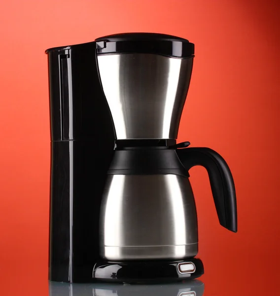 Kırmızı zemin üzerine kahve makinesi — Stok fotoğraf