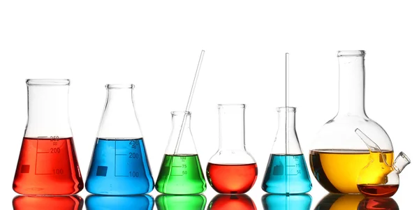 Vidros de laboratório diferentes com líquido colorido e com isolador de reflexão — Fotografia de Stock