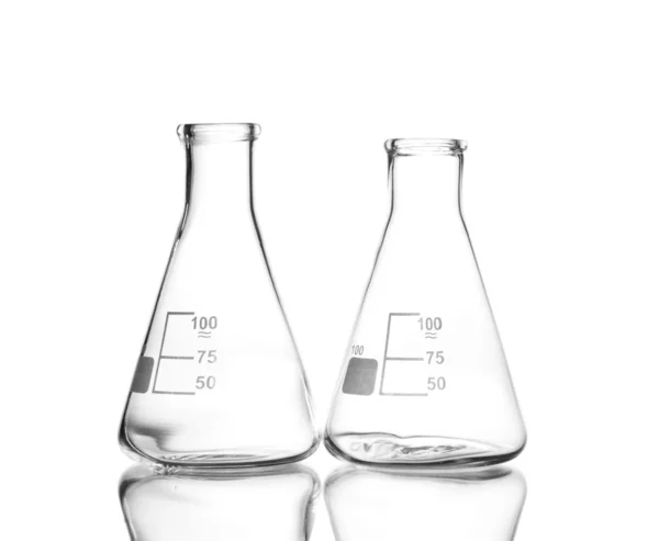 Dois frascos vazios com reflexão isolada sobre branco — Fotografia de Stock