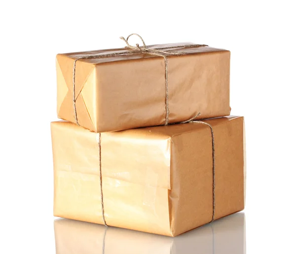 Dwie paczki owinięte w papier brązowy związane sznurkiem, ułożone w stos isolat — Zdjęcie stockowe