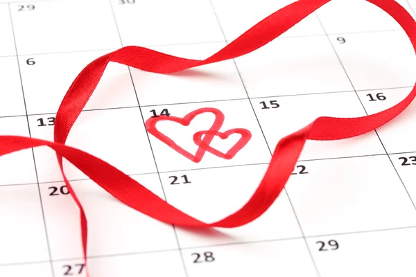 Page du calendrier avec les cœurs et le ruban sur la Saint-Valentin — Photo