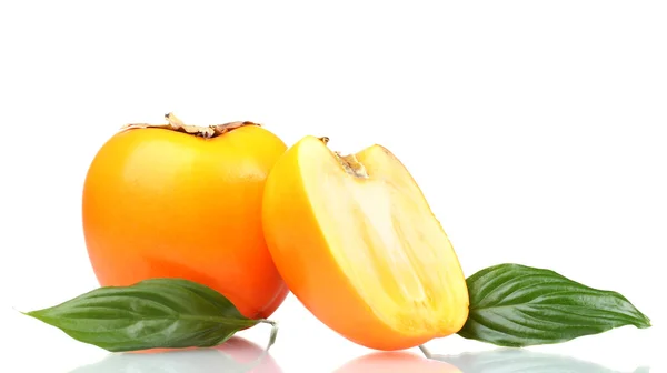 Halvanden appetitvækkende persimmon med grønne blade isoleret på hvid - Stock-foto
