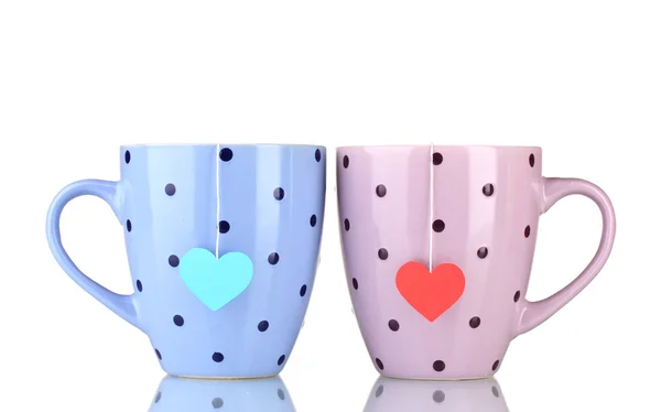 Zwei Tassen und Teebeutel mit rotem und blauem herzförmigen Etikett isoliert auf weißem Grund — Stockfoto