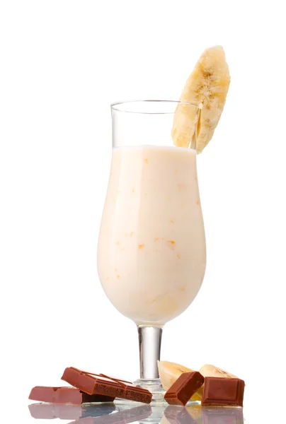 Cocktail al latte con banane e cioccolato isolato su bianco — Foto Stock