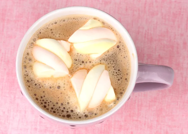 Xícara de cappucino com marshmallows em fundo rosa — Fotografia de Stock
