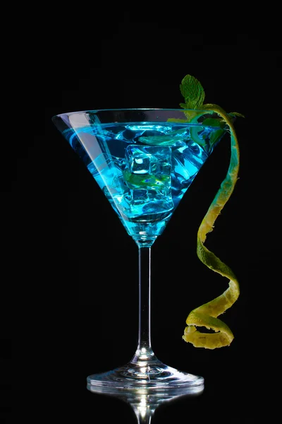 Κοκτέιλ σε ποτήρι σε μαύρο φόντο μπλε — Φωτογραφία Αρχείου