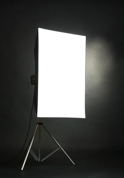 Estudio flash con caja suave sobre fondo negro estudio — Foto de Stock