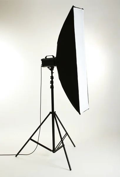 Studio blixt med soft-box på vit bakgrund — Stockfoto