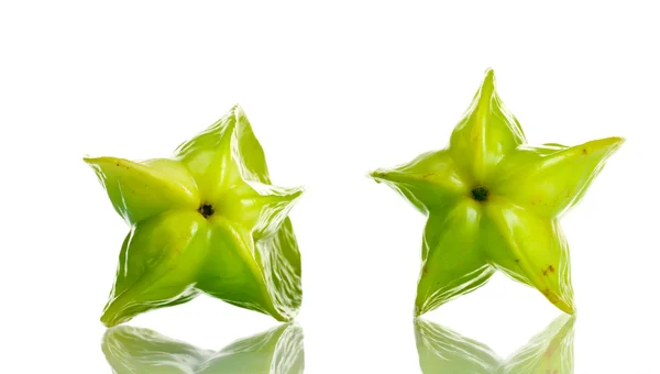 Два свежих фрукта карамболы, выделенных на белом — стоковое фото