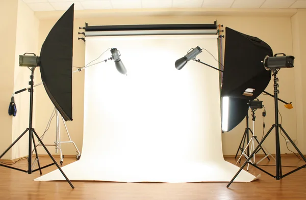 Lege fotostudio met verlichtingsapparatuur — Stockfoto