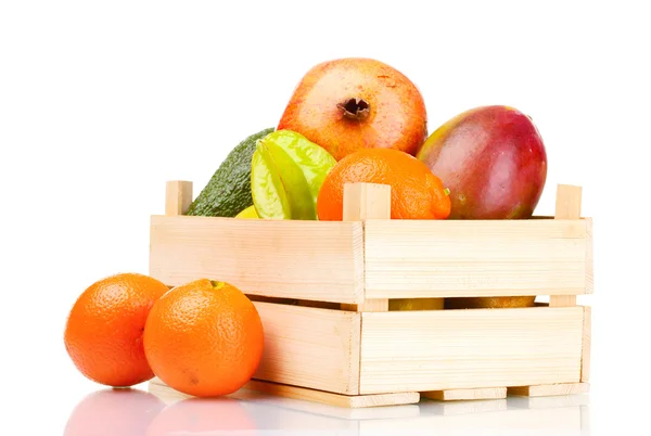 Assortiment van exotische vruchten in houten kist geïsoleerd op wit — Stockfoto