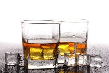 iki bardak scotch viski ve buz üzerinde beyaz izole tablo