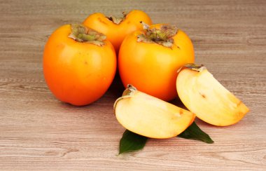 iştah açıcı persimmons ahşap zemin üzerinde