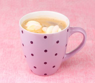 pembe bir arka plan üzerinde marshmallow ile cappucino bardak