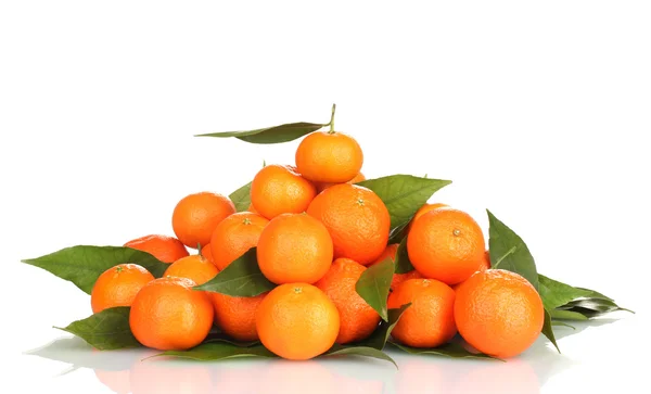 Dojrzałe smaczny mandarynki z liści na białym tle — Zdjęcie stockowe