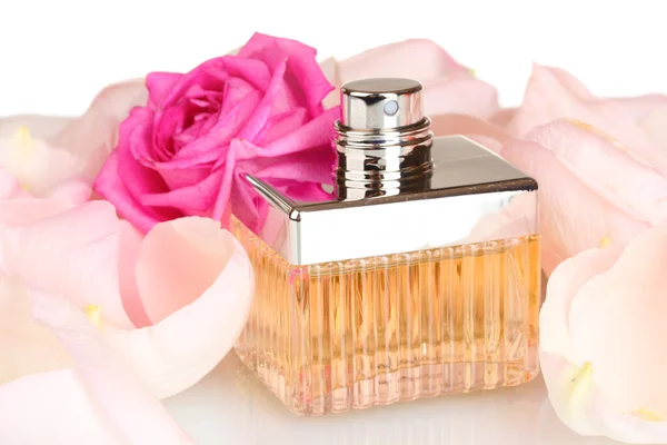 Perfume en una hermosa botella, pétalos y rosa rosa aislado en blanco — Foto de Stock