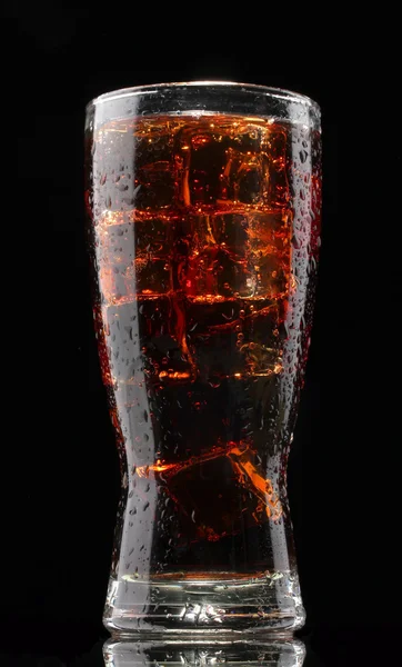 Glas cola med is på svart bakgrund — Stockfoto