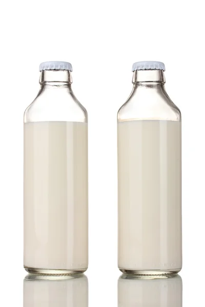 Due bottiglie di latte isolate su bianco — Foto Stock